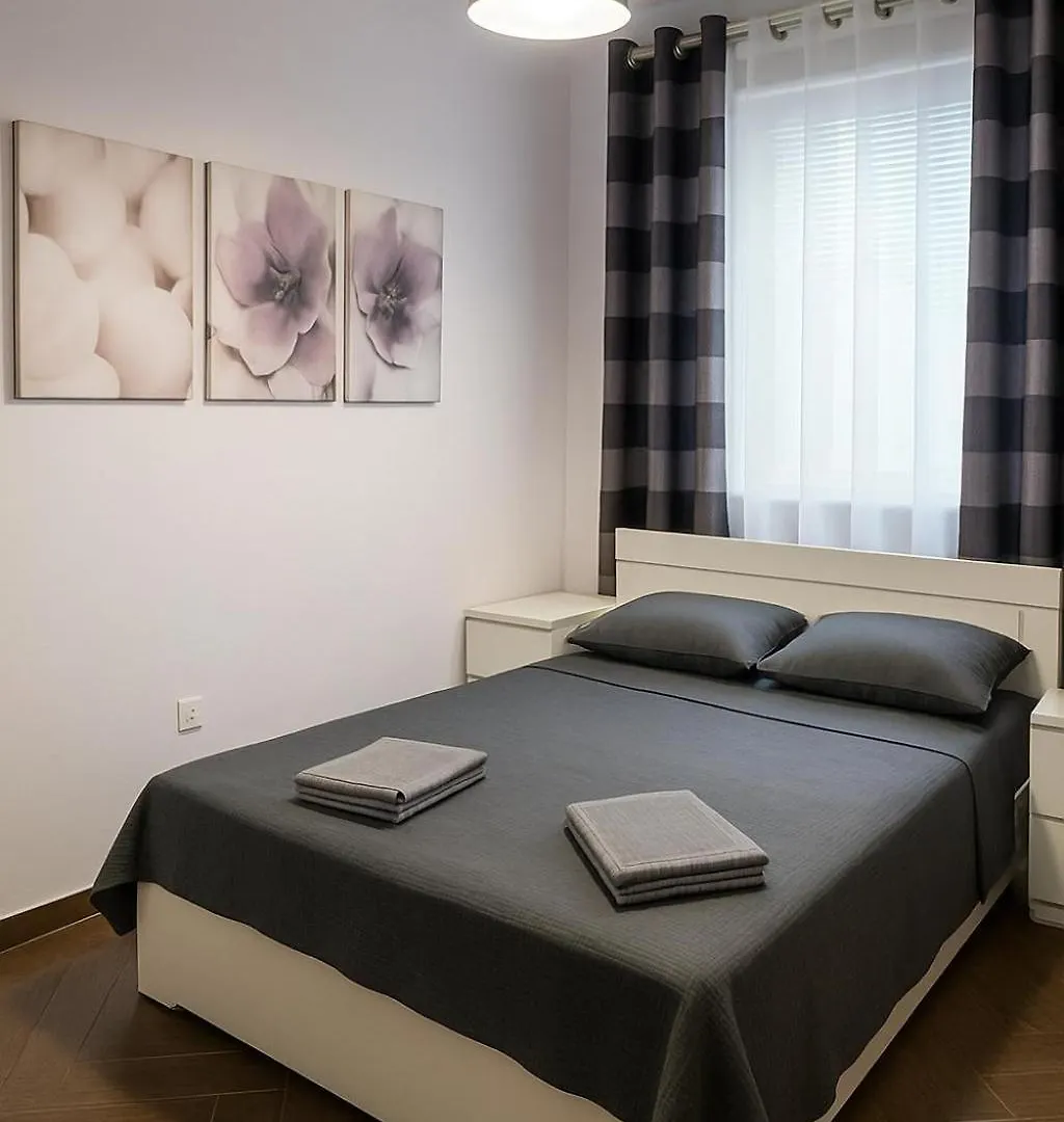 Tulips Central - Entire Apartment Tirana 0*,